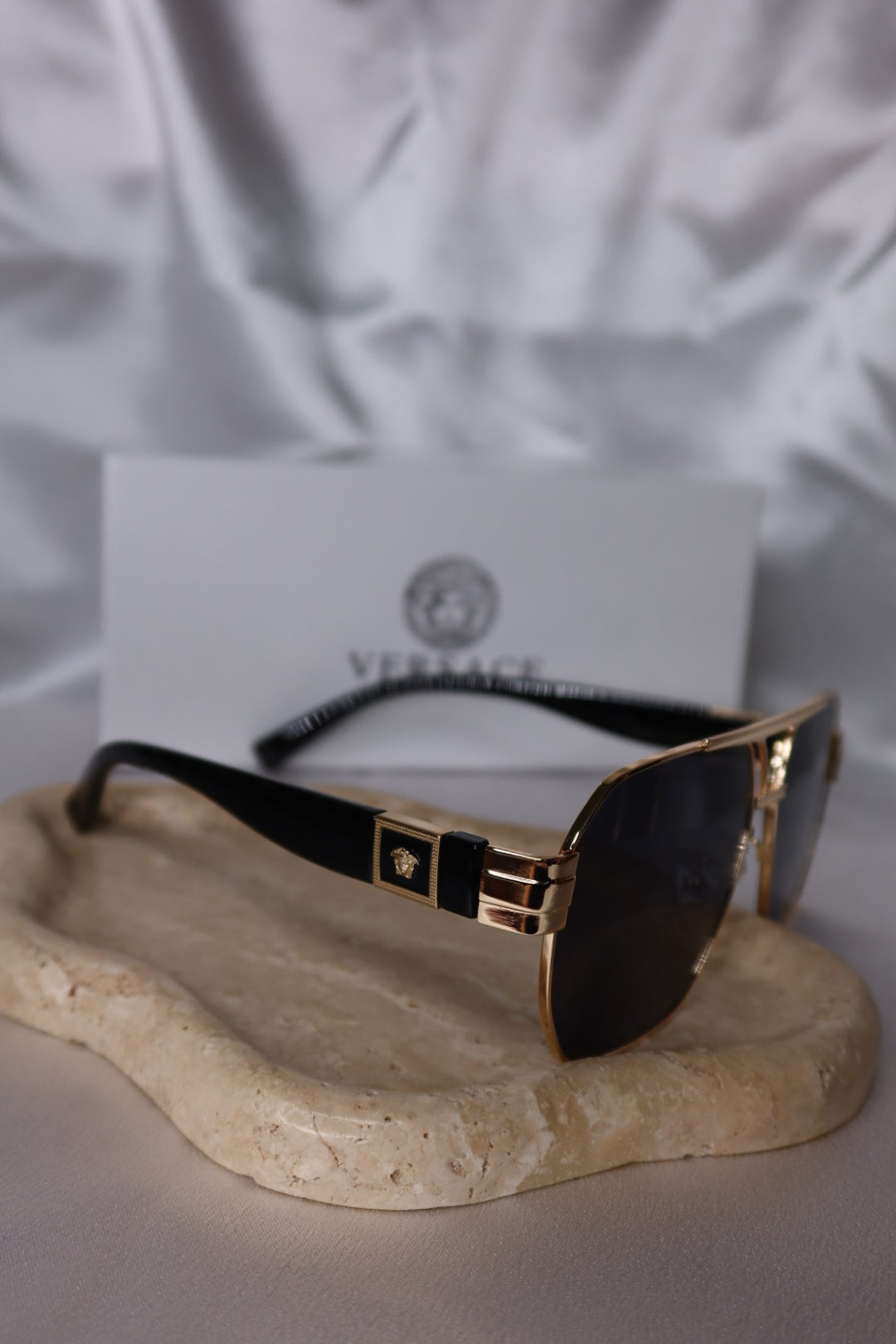 Versi Men Sunglasses (black and gold)